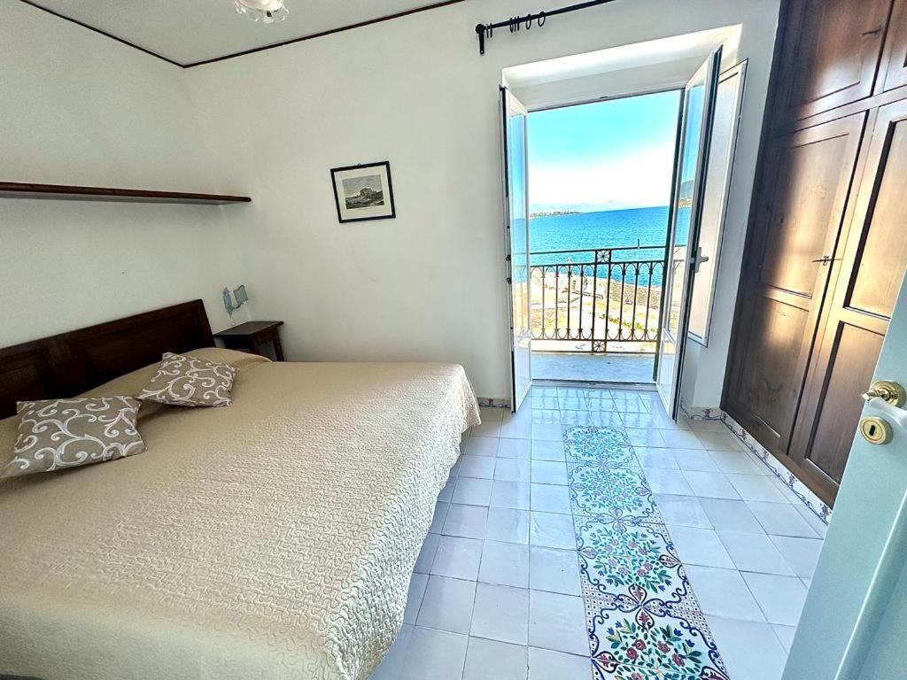 Molo Sea View Apartment Чефалу Экстерьер фото